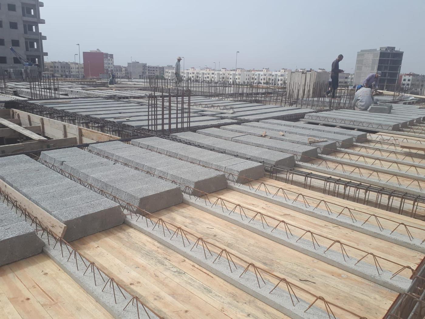 Plancher à poutrelles et hourdis prêt à être coulé